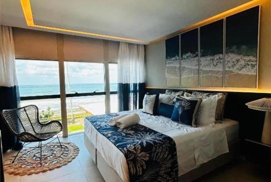 um quarto com uma cama com vista para o mar em Pousada de Charme Refúgio da Villa em Porto de Galinhas
