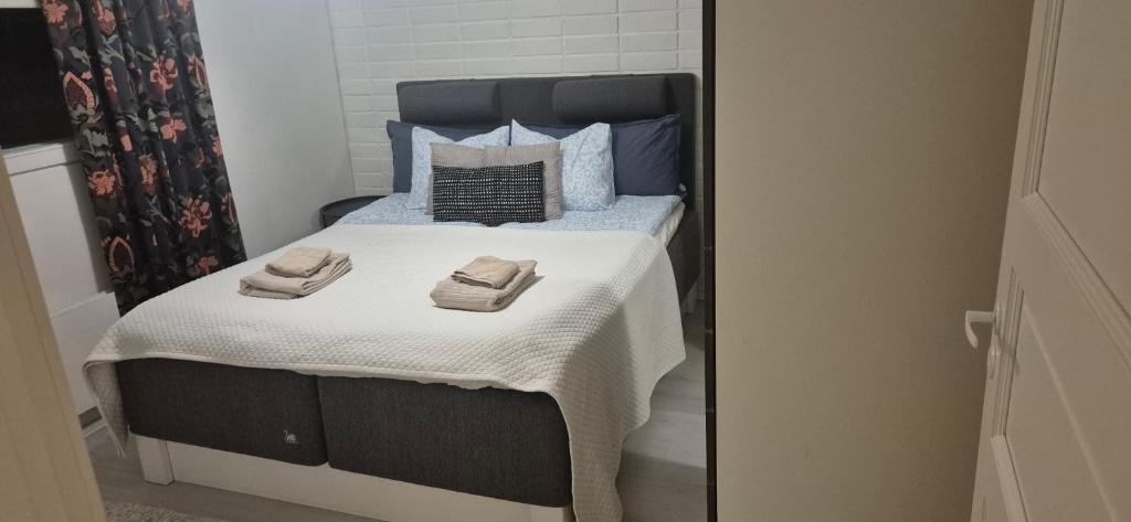 a bedroom with a bed with two towels on it at Tilava uudistettu perheasunto in Rovaniemi