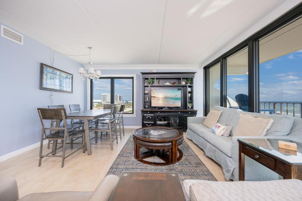 Χώρος καθιστικού στο Island Winds East 501 condo
