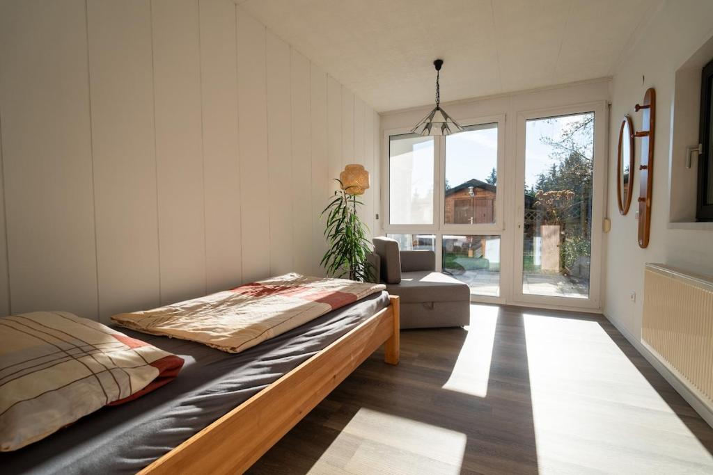 Postel nebo postele na pokoji v ubytování Cozy and Compact, Your Perfect Getaway