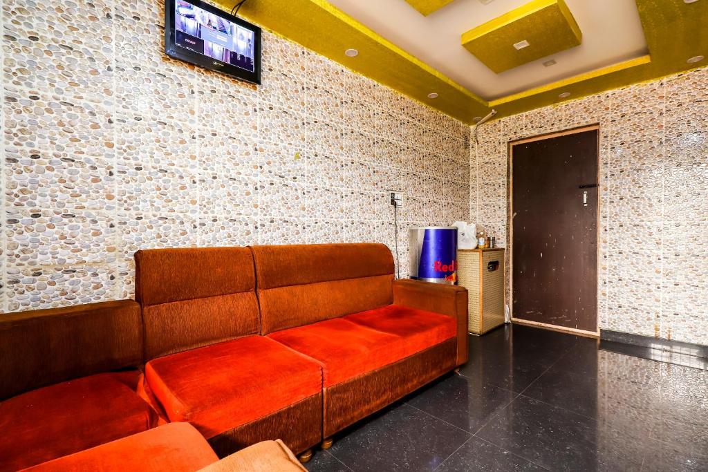 a couch in a room with a wall at Hotel O Thirumala Boarding & Lodge in Bengaluru