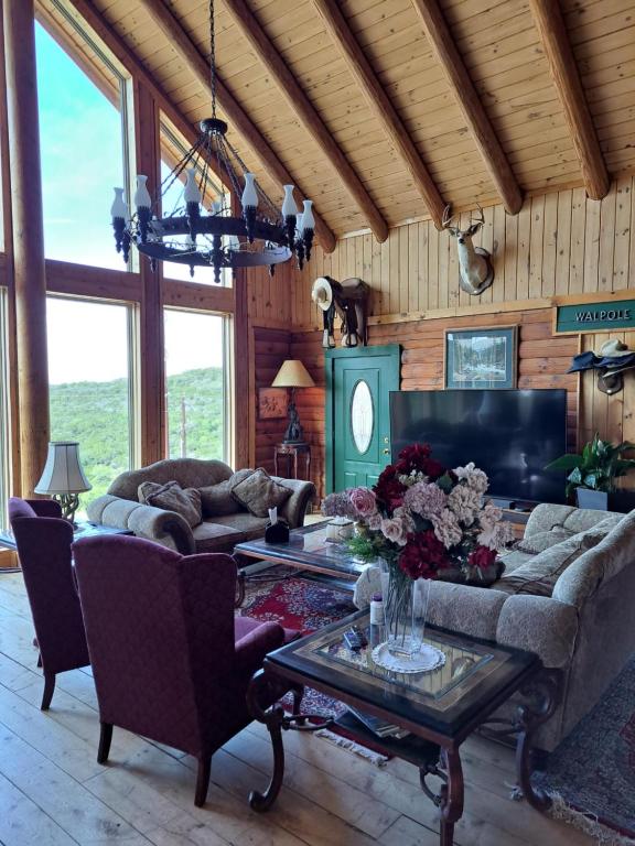 Posezení v ubytování The Walpole Cabin