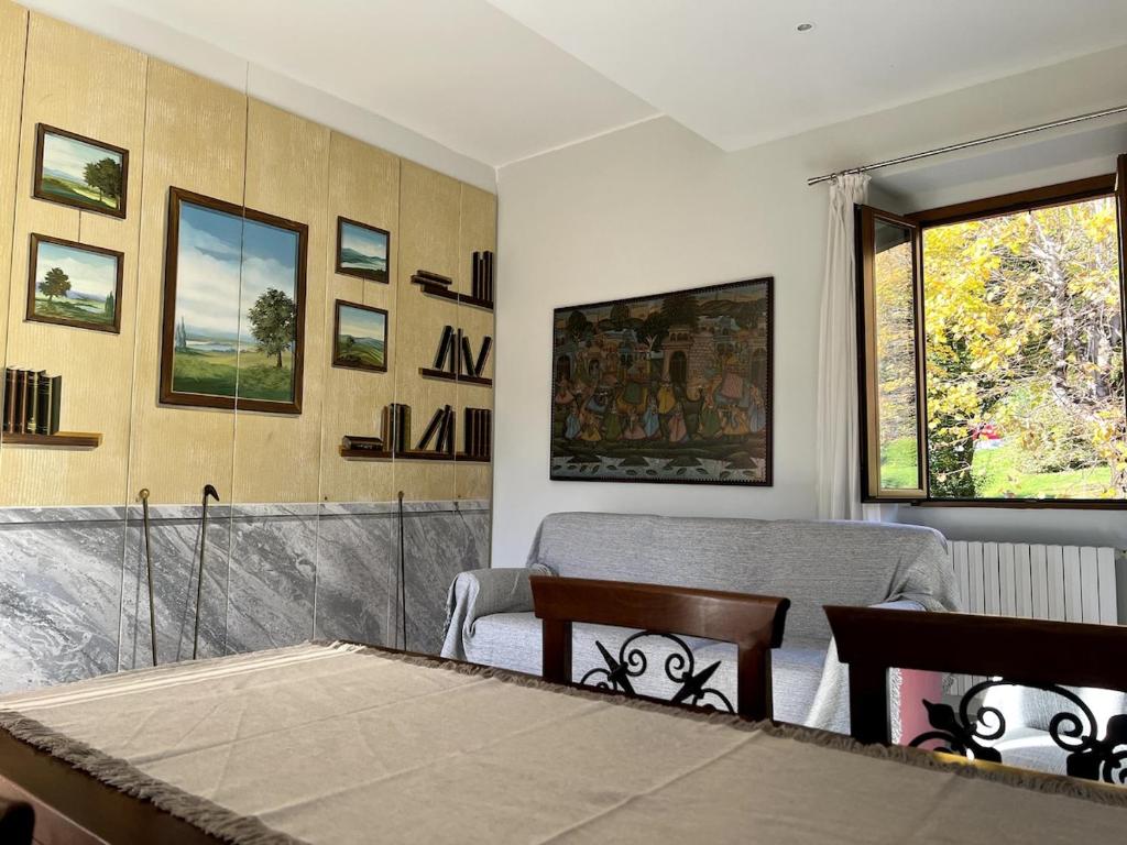 Μια τηλεόραση ή/και κέντρο ψυχαγωγίας στο 5 Min Walk to Lake - Elegant Garden Retreat