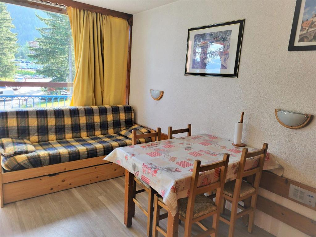 Studio ski aux pieds avec balcon et TV - FR-1-346-493