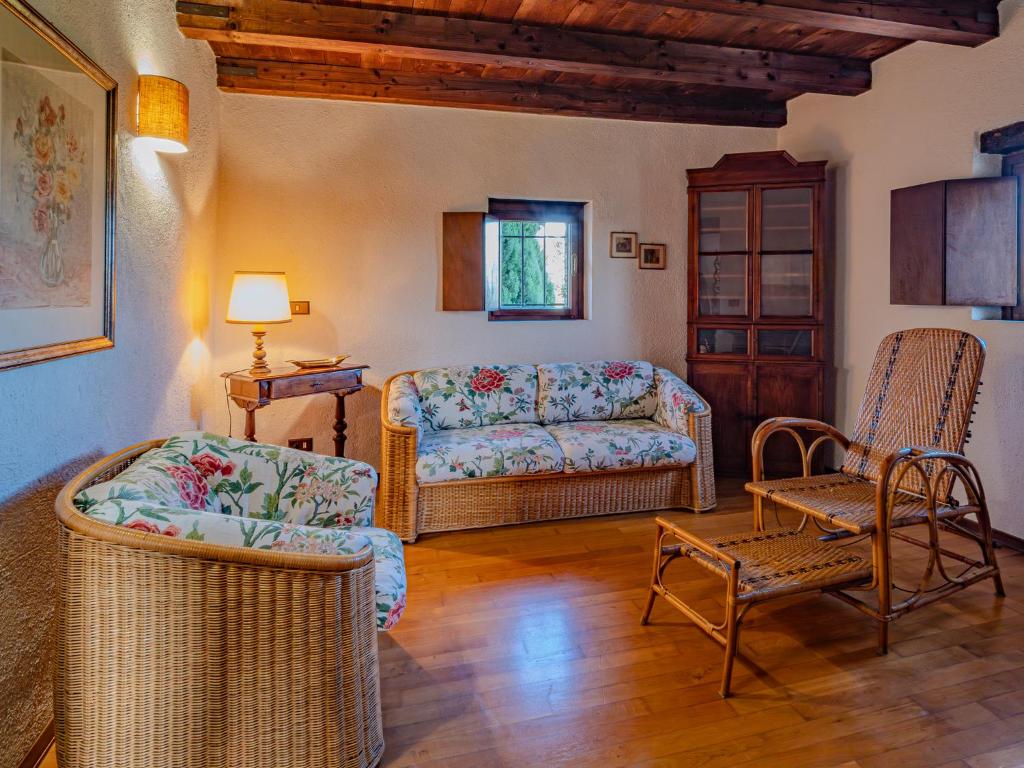 ein Wohnzimmer mit einer Couch und einem Sessel in der Unterkunft La Torre della Casaforte Bergum alle porte di Cividale del Friuli in Cividale del Friuli