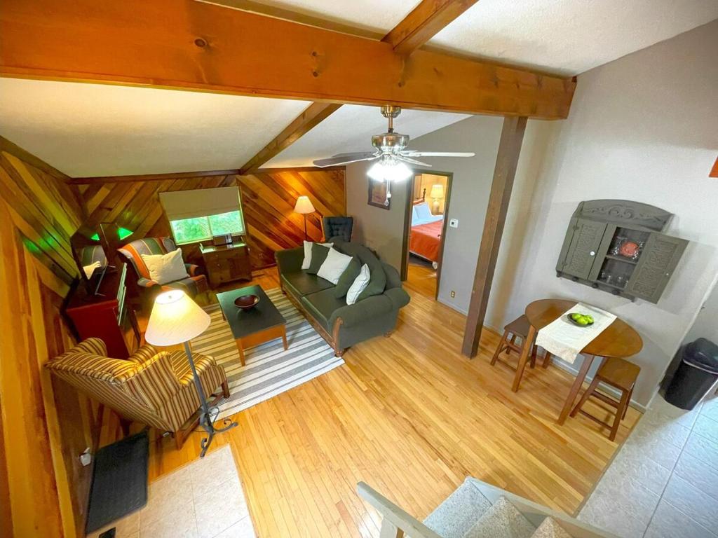 - Vistas a la sala de estar y al comedor en Bluffside Chalet Suite, en McGregor