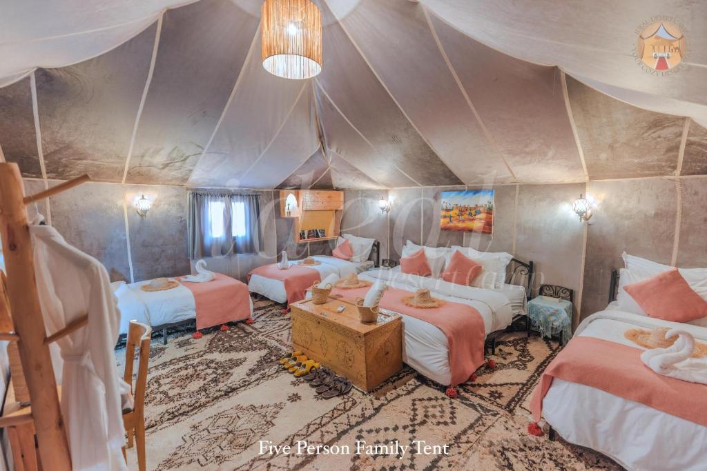 Postel nebo postele na pokoji v ubytování Desert cmp luxury