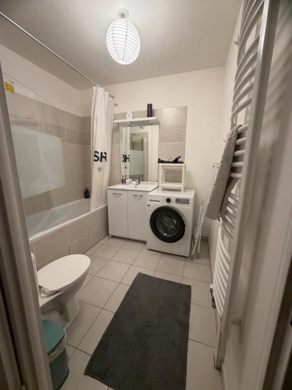 Ванная комната в Large flat close to Paris with Free parking