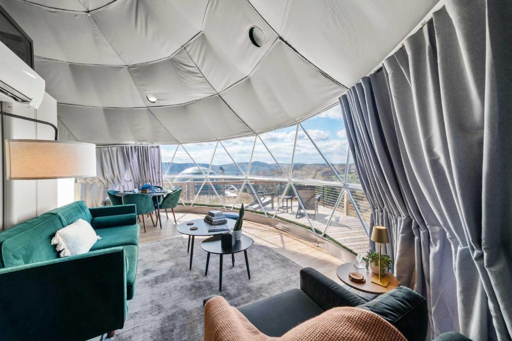 Posezení v ubytování Glamping Getaway at 'The Coyote Dome' in Franklin