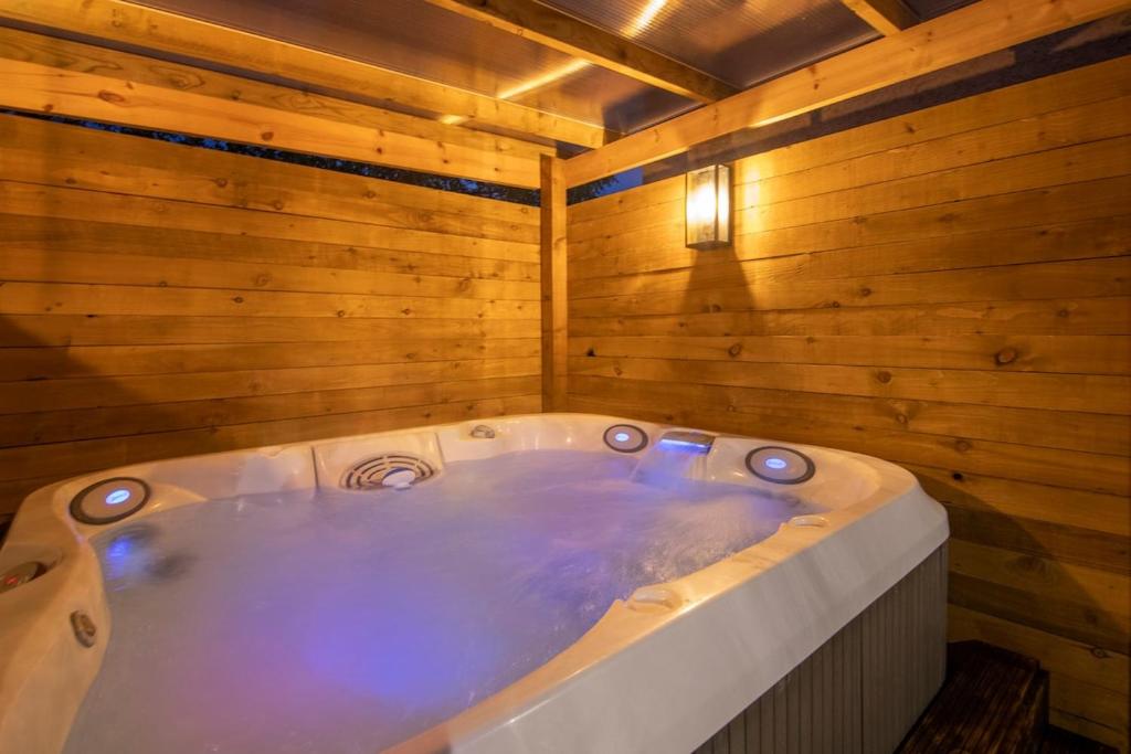 Private Hot Tub - Zen & Bubbles في إدنبرة: حوض جاكوزي في غرفة خشبية