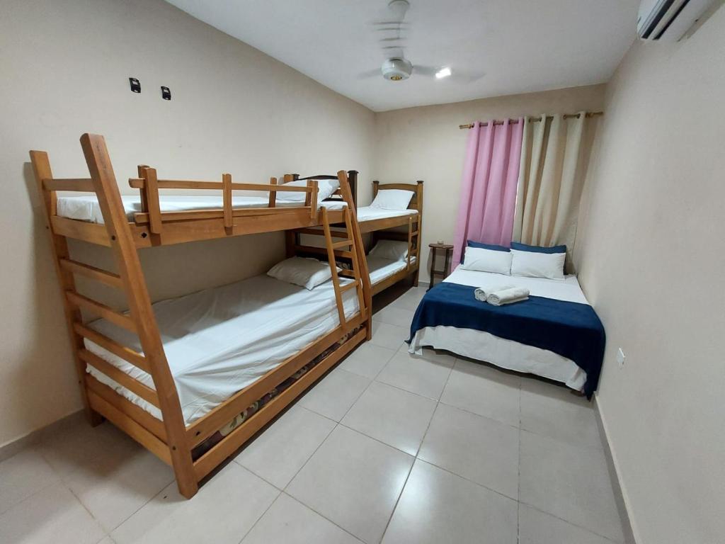 a small room with two bunk beds in it at Quinta Los Castillos in Itá