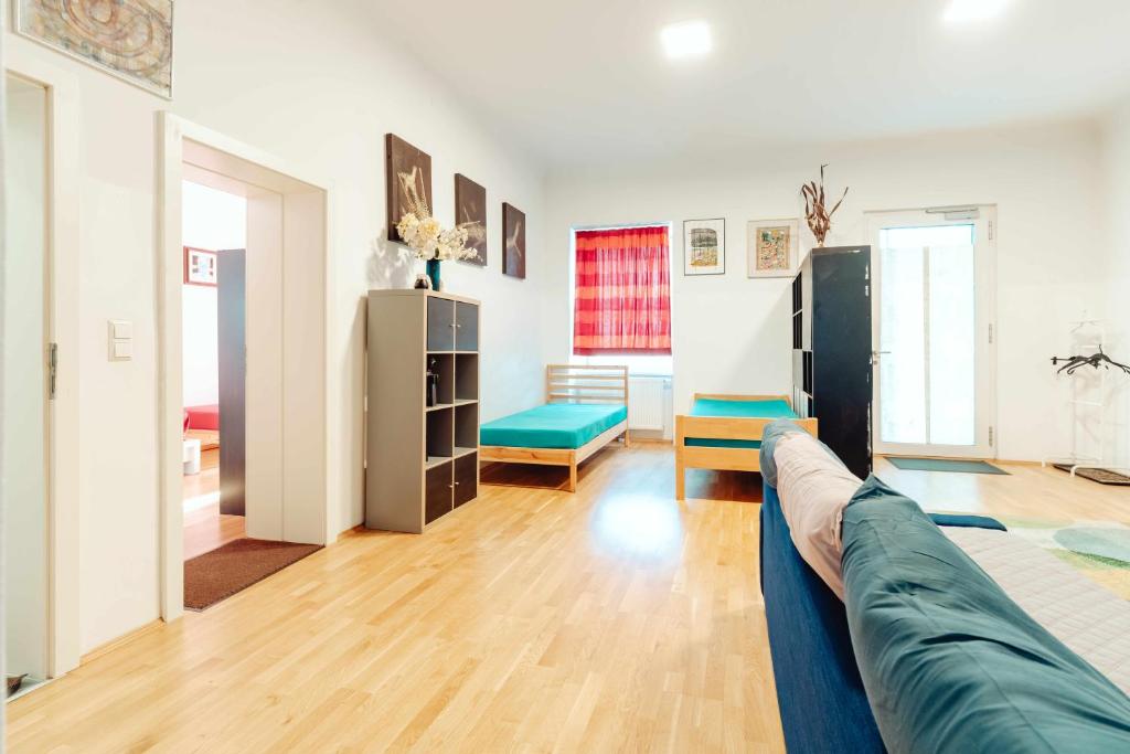 una sala de estar con un sofá y una mesa en City Center Studio, en Graz