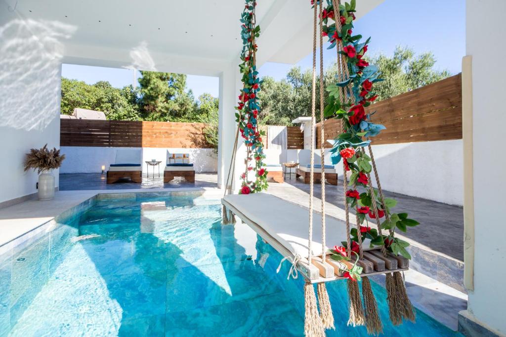 Bazén v ubytování Villa Maria Laganas nebo v jeho okolí