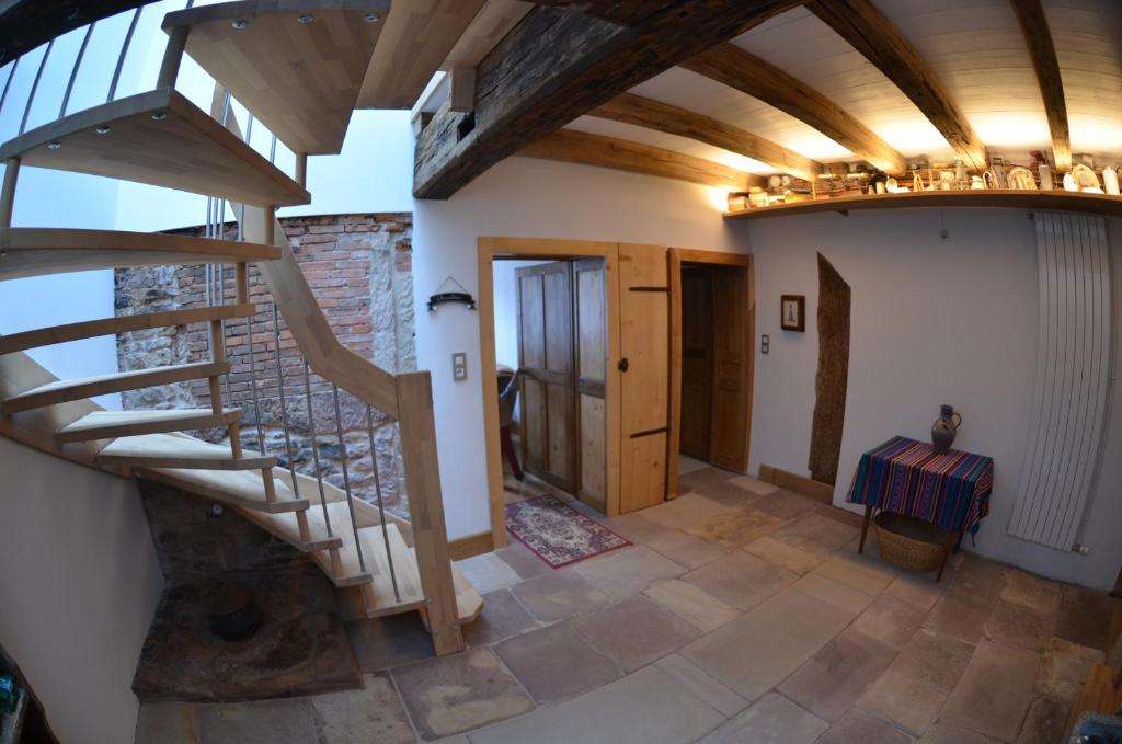 eine Treppe in einem Haus mit Holzdecke in der Unterkunft Chambre de 15m2 à la campagne avec salle de bains in Vacqueville