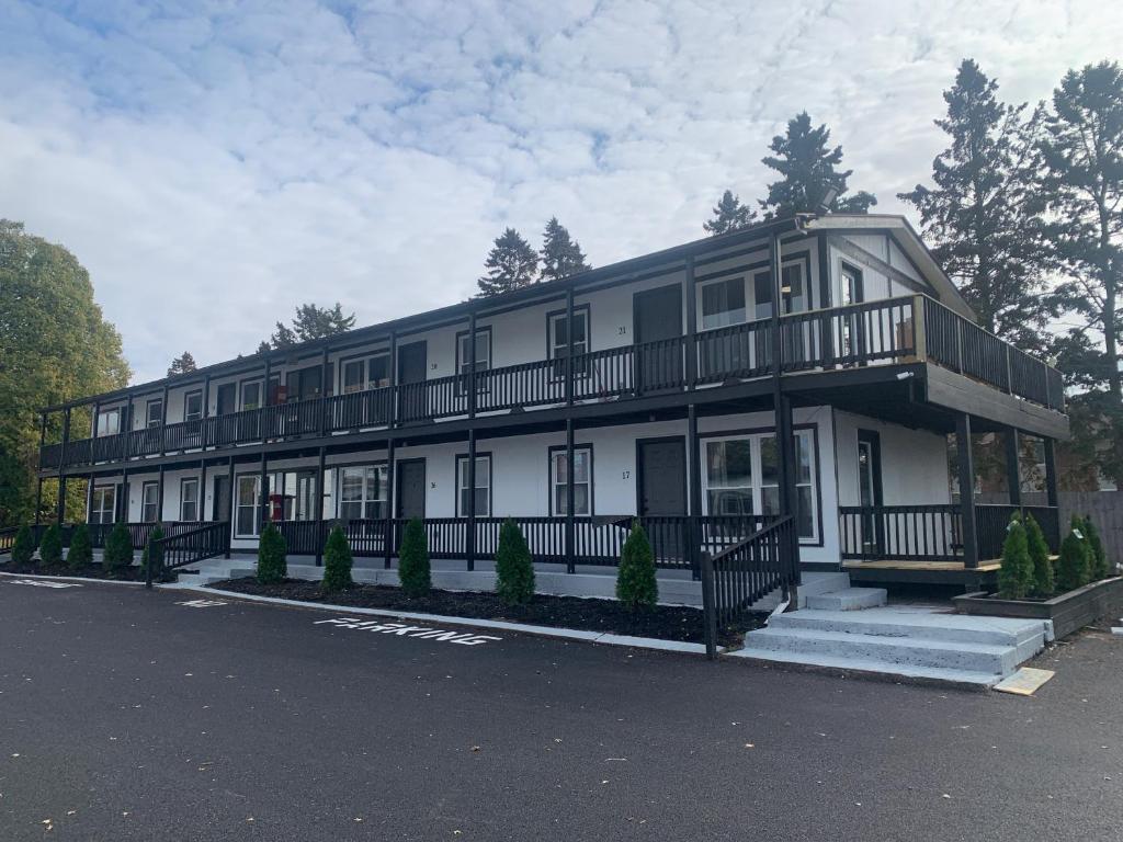 a large building with a balcony on the side of it at Empire Extended Stay in Webster