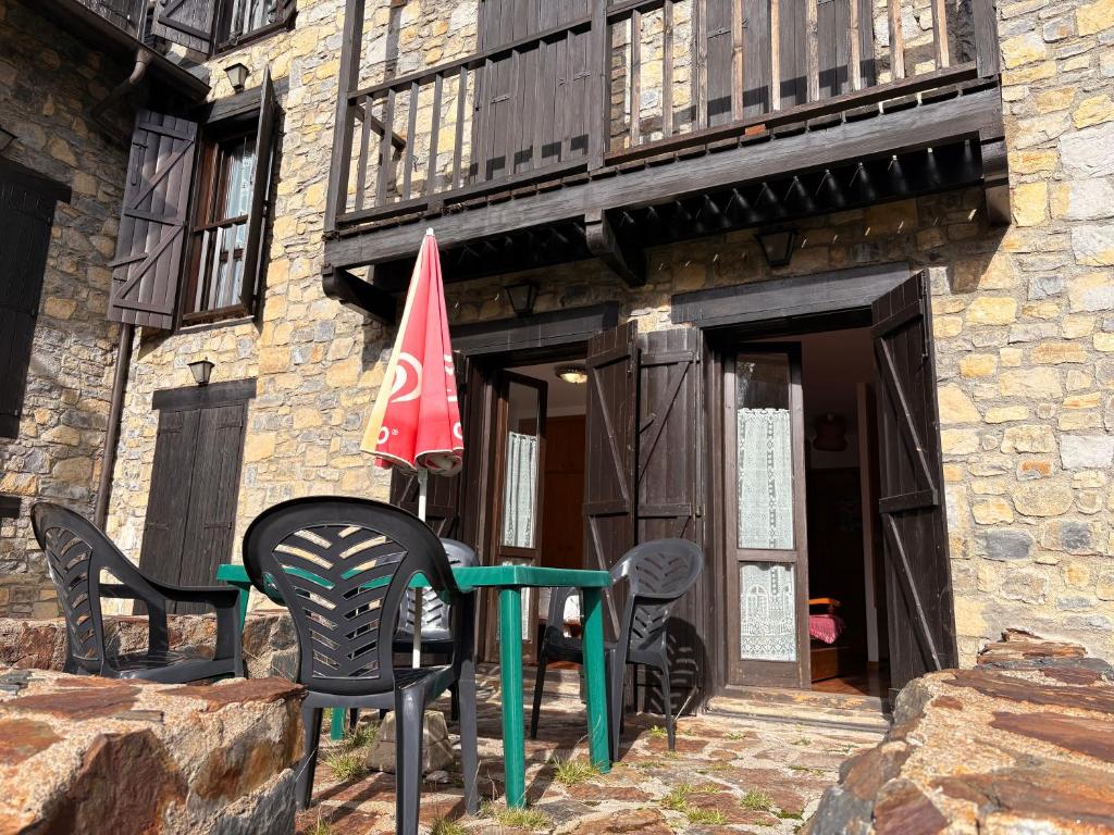 Eine Gruppe von Stühlen steht vor einem Gebäude in der Unterkunft Planta baja con piscina y barbacoa- La experiencia perfecta - Herbasabina 1 in Pla de l'Ermita