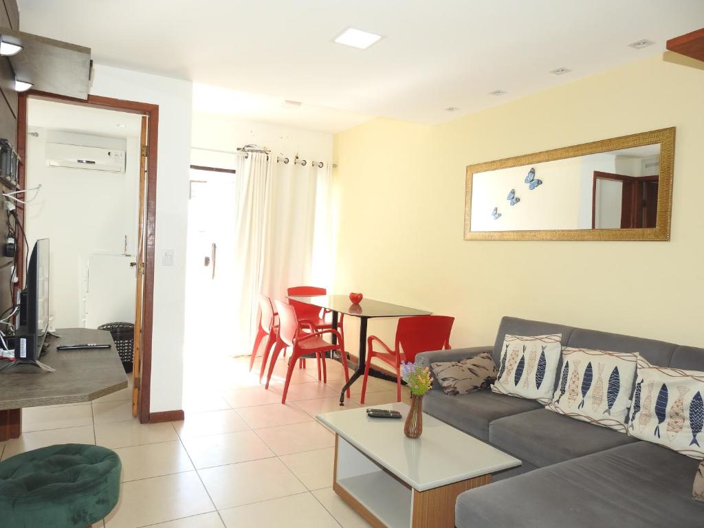 een woonkamer met een bank en een tafel bij Cobertura Maison dos Colibris in Arraial do Cabo