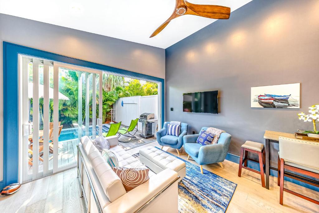 una sala de estar con un sofá y una mesa en Tropical Vibes, en Key West