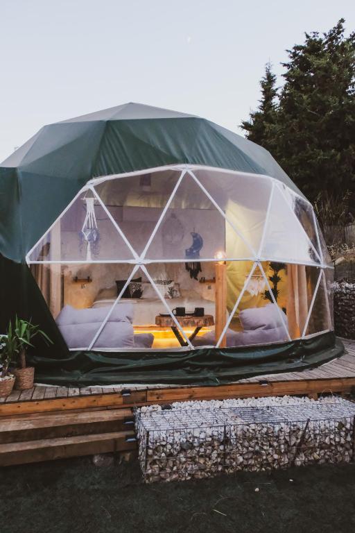 a igloo tent sitting on top of a table at Seed Domo Tarifa in Betis
