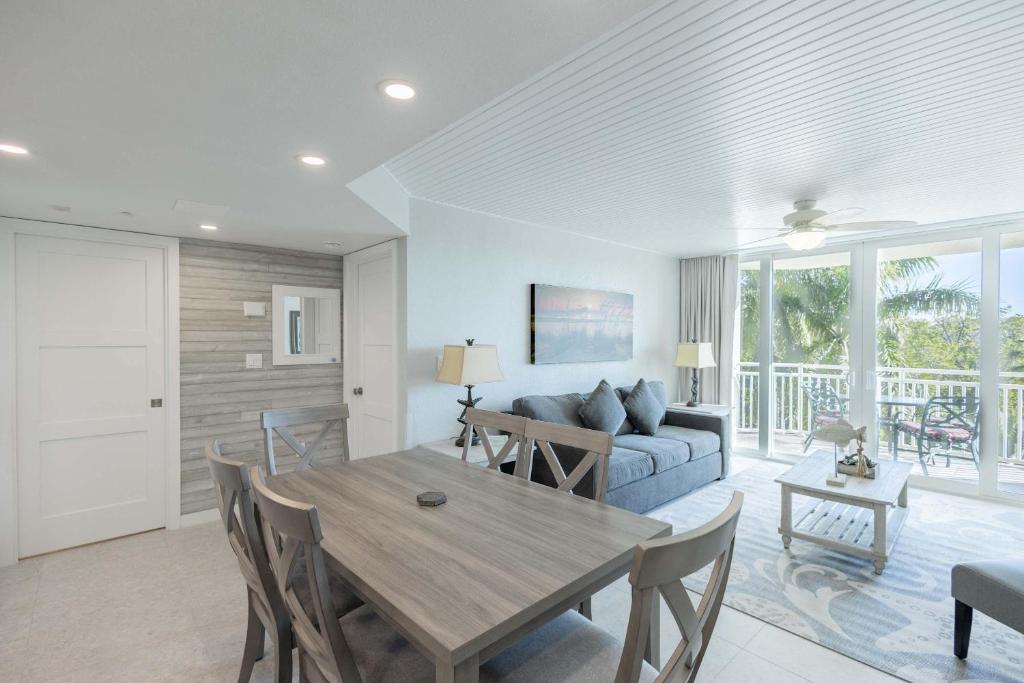Khu vực ghế ngồi tại The Grand Cayman | Beautifully Remodeled Key West Condo!