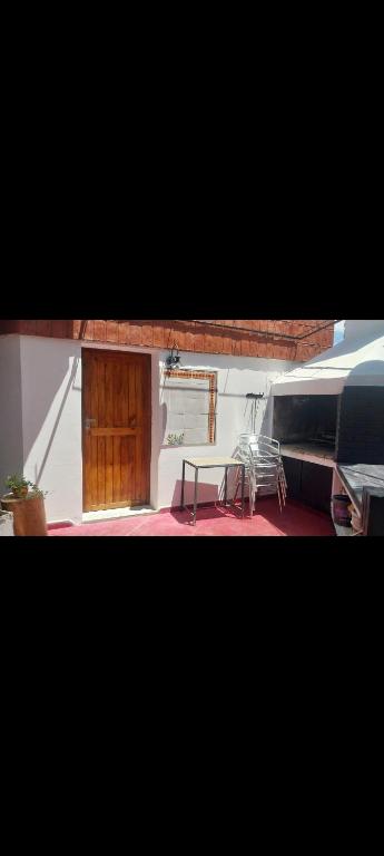 ein Boot mit einem Tisch und Stühlen auf dem Deck in der Unterkunft Gustavo 2 in Villa Mercedes