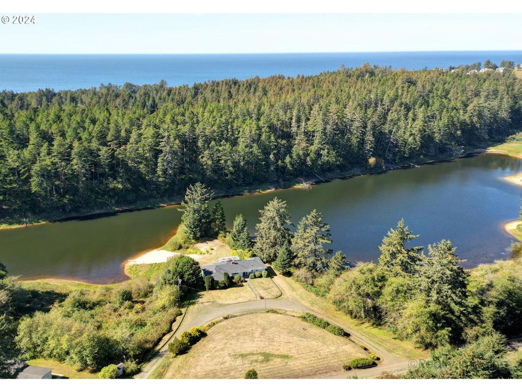 una vista aerea di una casa vicino a un lago di Lake House - Pacific City a Tierra Del Mar