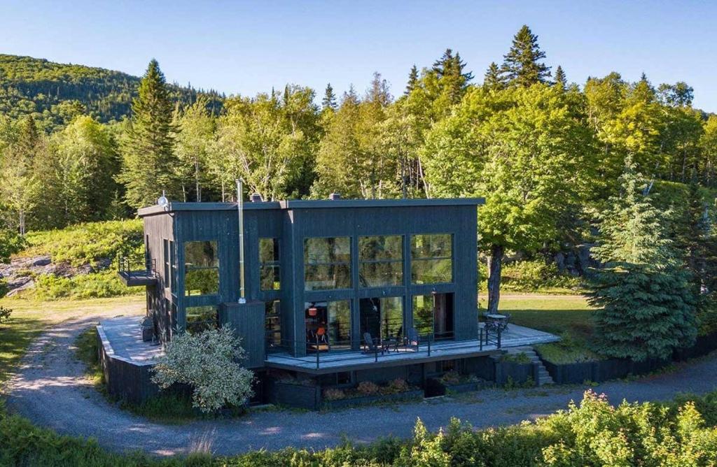 a tiny house in the middle of a field at Vue panoramique Spa Moderne in Sainte-Lucie-de-Doncaster