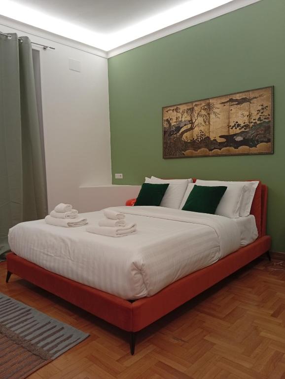 Un dormitorio con una cama grande en una habitación. en Prestige Apartment Leone, en Roma