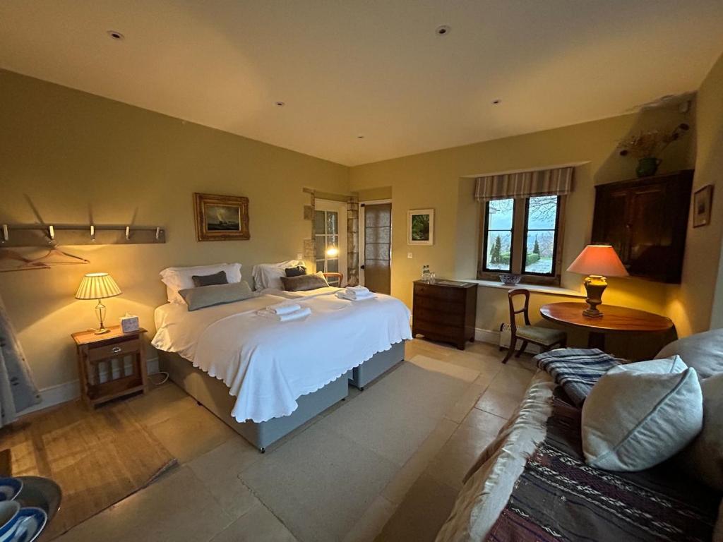 Postel nebo postele na pokoji v ubytování Hill House - 2 Bed Guest Suite by Maison Pro