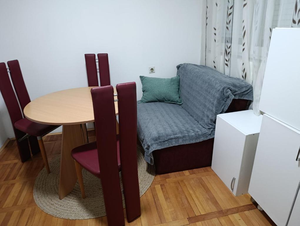 ヴァリェヴォにあるGrayのテーブル、椅子、テーブルが備わる客室です。