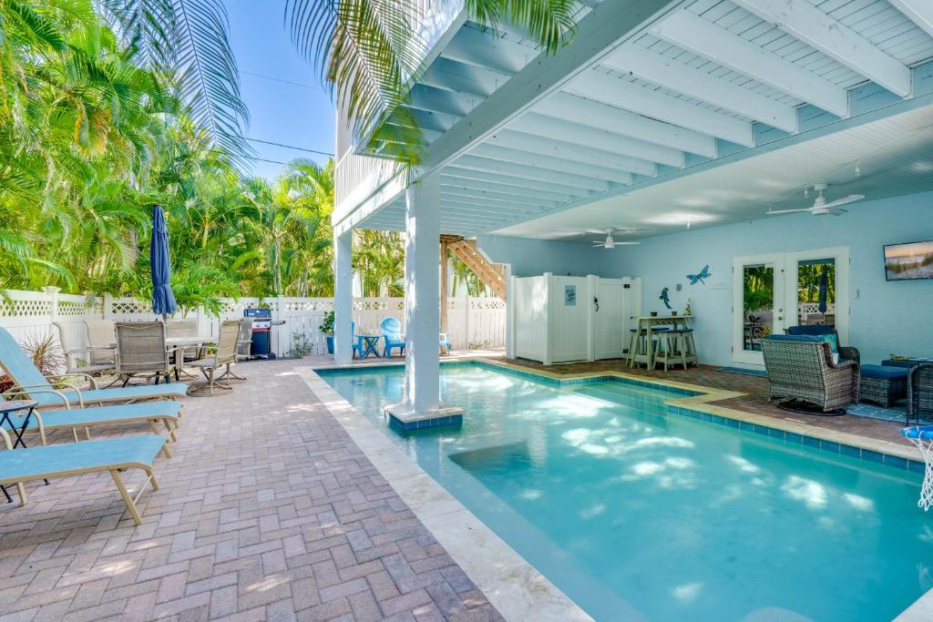 Swimmingpoolen hos eller tæt på Pet Friend Home with Heated Pool