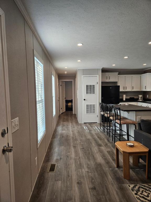 un soggiorno con cucina e sala da pranzo di West Battle Lake Direct Access - Brand new! a Battle Lake