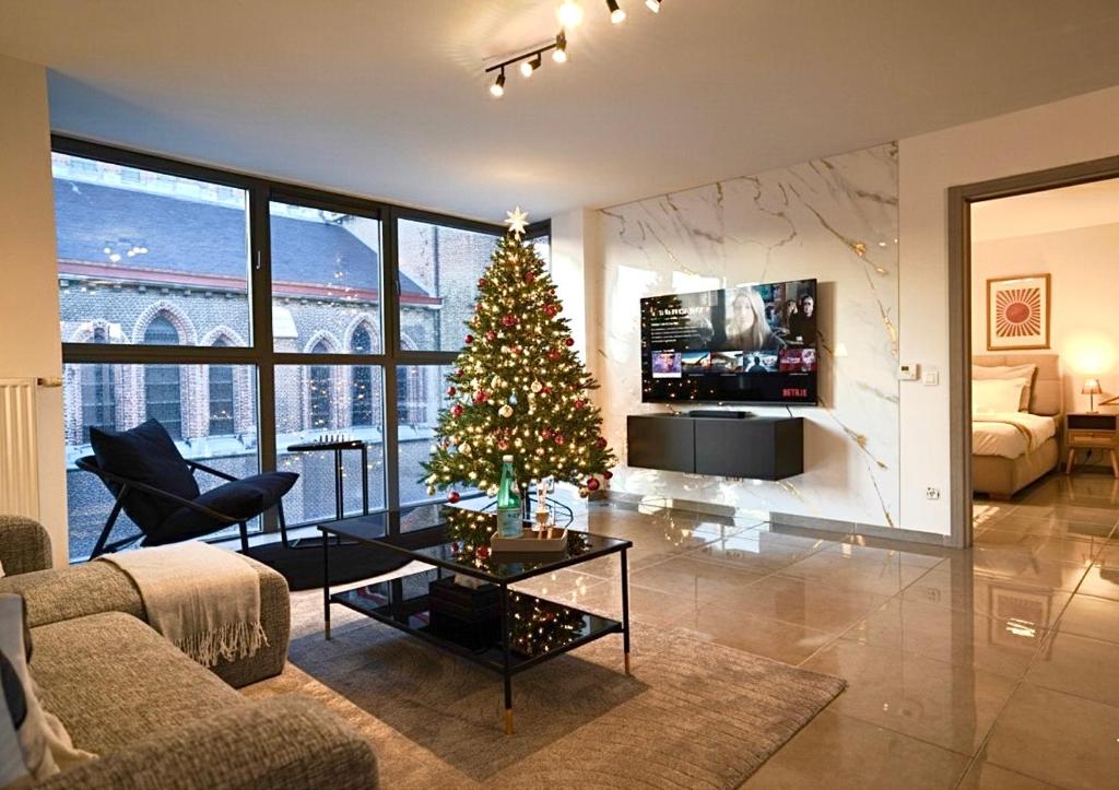 Μια τηλεόραση ή/και κέντρο ψυχαγωγίας στο Chic Loft Facing Neo-Gothic Church