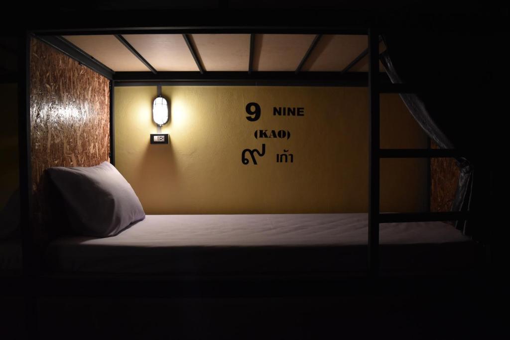 Hide Bangkok Hostel - Family Room (6 Adults) With Shared Bathroom