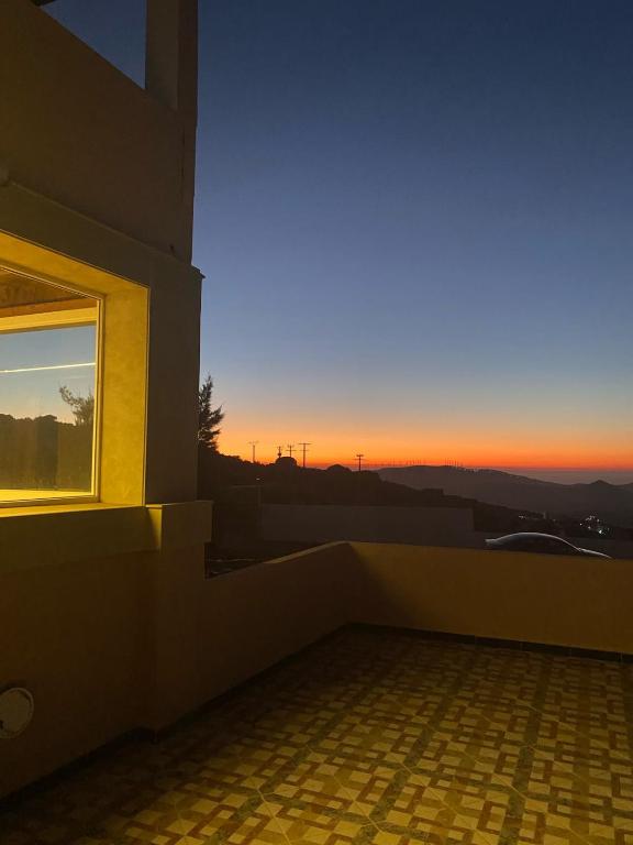 Blick auf den Sonnenuntergang vom Balkon eines Gebäudes in der Unterkunft Dar Romane in Tangier