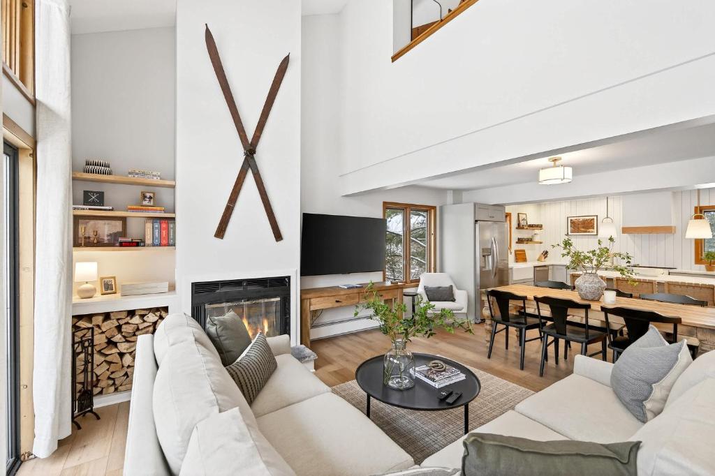 TV a/nebo společenská místnost v ubytování Updated 3BR Townhome Across From Holiday Valley