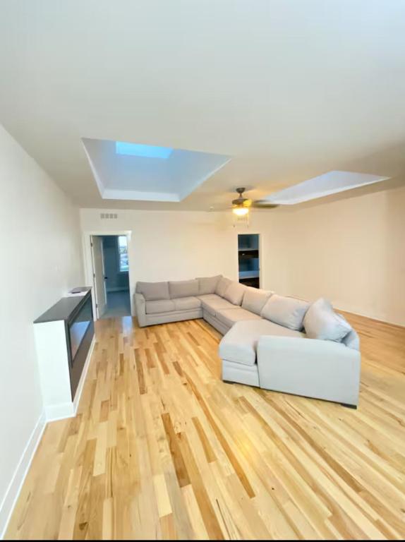 Posezení v ubytování New 3BR Cozy Rooftop Retreat - Skylight & Private Deck