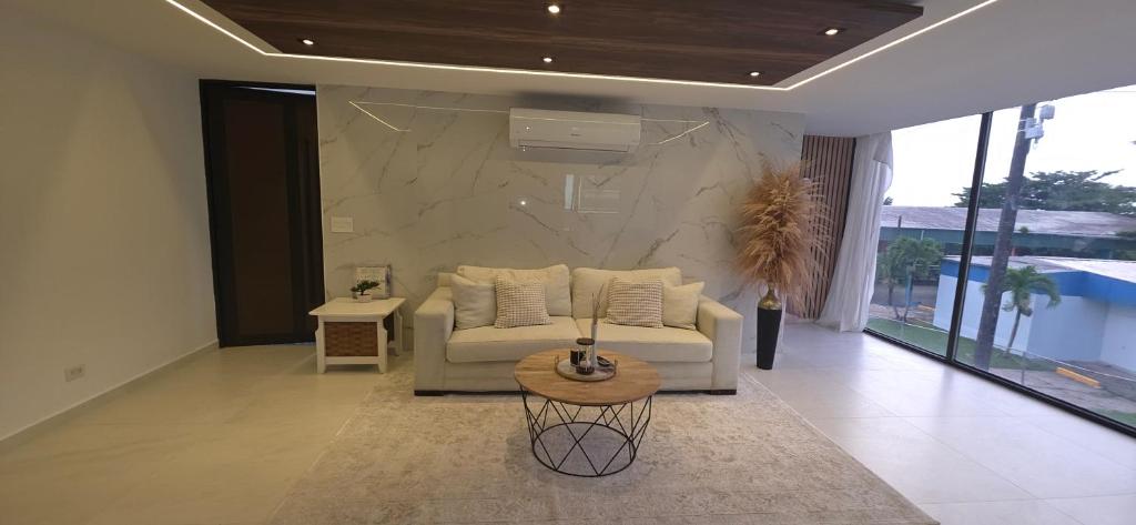 uma sala de estar com um sofá e uma mesa em Modern private home with Pool, Patio and Sundeck em San Juan