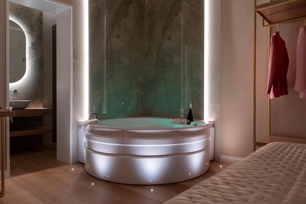 Ένα μπάνιο στο Isidoro Luxury Suites