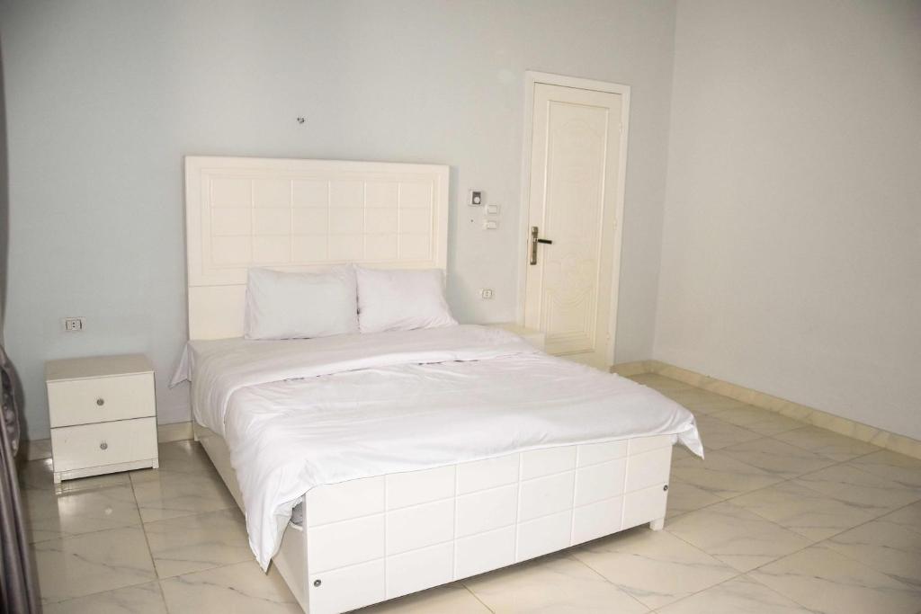 Ένα ή περισσότερα κρεβάτια σε δωμάτιο στο Alhadi Guest house