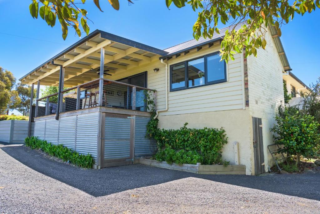 ein Haus mit einer Garage davor in der Unterkunft Grasmere Farm in Gruyere