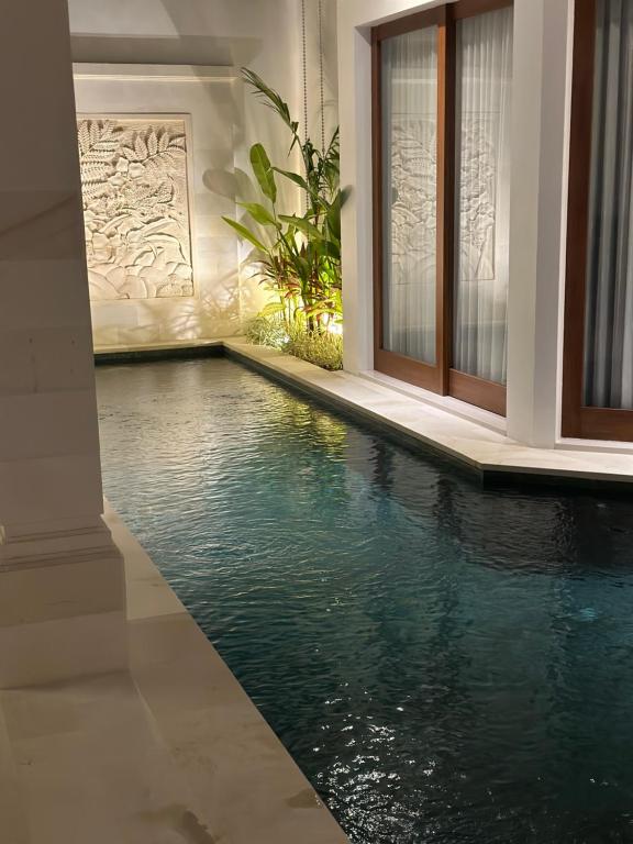 ein Swimmingpool mitten in einem Haus in der Unterkunft راحتي in Sawdāʼ