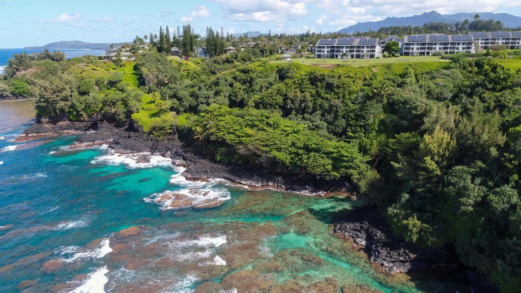 uma vista aérea da costa de uma praia em The Cliffs at Princeville by ResorTime em Princeville