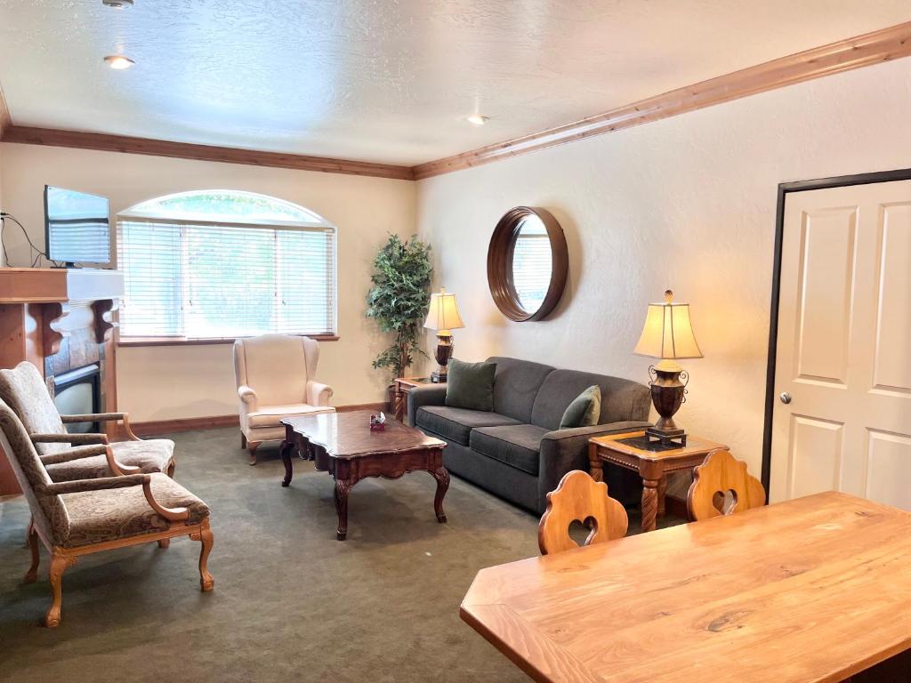 Posezení v ubytování Cozy Zermatt 2BR 2BA Villa with Pool & Kitchen -8385