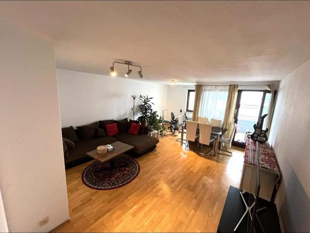 una sala de estar con un sofá y una mesa en Gemütliche 2-Zimmer Wohnung in Boblingen, en Böblingen