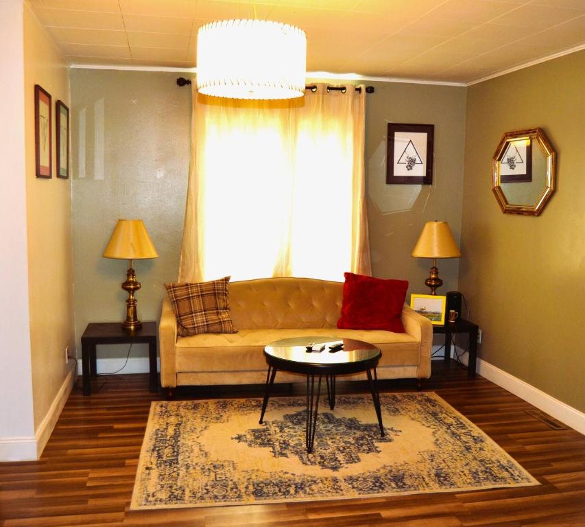 een woonkamer met een bank en een tafel bij 7-Bedroom Retreat Sleeps 13 in East Grand Forks