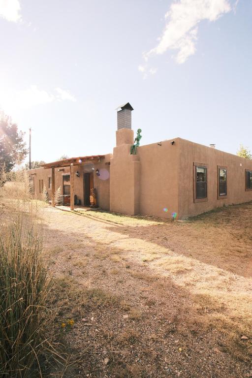 Budova, kde se farma nachází