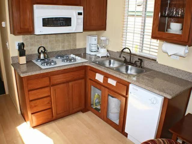 una cucina con lavello e microonde di Lighthouse Pointe Resort a Point Arena