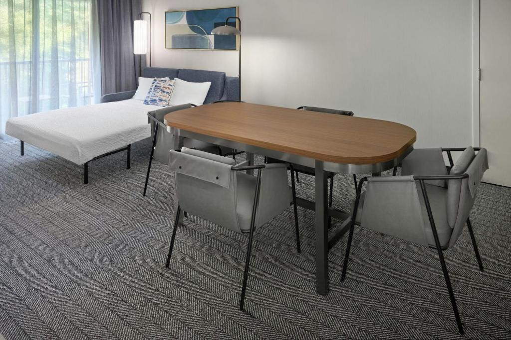 Courtyard by Marriott Kansas City Shawnee - Suite King De Un Dormitorio Con Sofá Cama