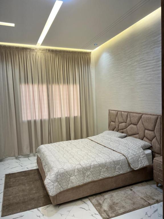 Ένα ή περισσότερα κρεβάτια σε δωμάτιο στο Calm Elegant Apartment City Center with Garage